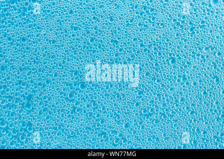 Zusammenfassung Hintergrund. Wassertropfen auf einem blauen Fläche. Textur aus Glas. Modernes Design. Stockfoto