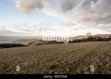 Blick vom Hügel in Loucka Slezske Beskiden oben Bystrice Dorf in der Tschechischen Republik während des späten Herbst Tag mit blauem Himmel und Wolken Stockfoto