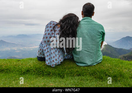 Paar isolierten genießen Sie die natürliche Schönheit von Hill Top Bild zeigt die menschliche Liebe gegenüber der Natur. Bild in Kodaikanal tamilnadu Indien genommen Stockfoto