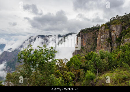 Säule Felsen mit blauem Himmel und Wolken in Kodaikanal tamilnadu Indien. Stockfoto