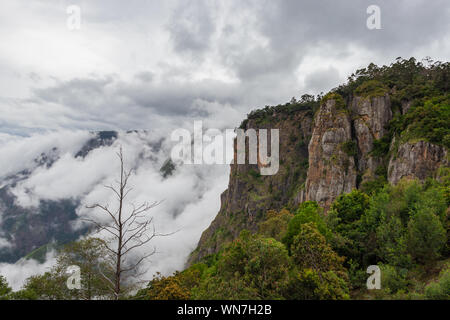 Säule Felsen mit blauem Himmel und Wolken in Kodaikanal tamilnadu Indien. Stockfoto