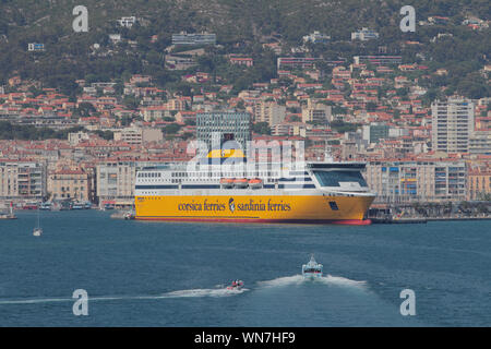 Toulon, Frankreich - 01.07.2019: Moderne Meer Fähre und die Stadt. Stockfoto