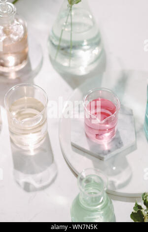 Komposition mit ätherischen Ölen und Blumen auf dem Tisch Stockfoto