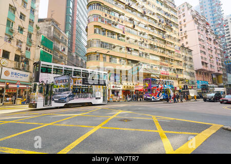 Hongkong, China - ca. Januar, 2019: Typische HKT doppelstöckigen Straßenbahnen in Hongkong in der Tageszeit. Stockfoto