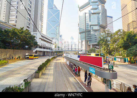 Hongkong, China - ca. Januar, 2019: Blick vom zweiten Schreibtisch von Doppel-Decker Straßenbahn in Hongkong. Stockfoto