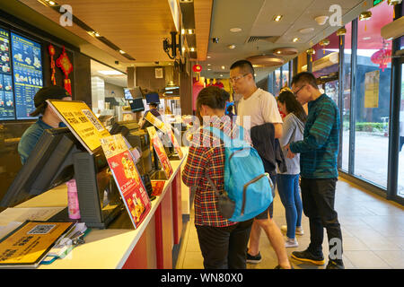 SHENZHEN, China - ca. Februar, 2019: Menschen bei McDonald's Restaurant. Stockfoto