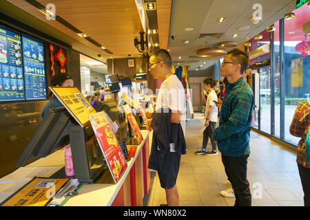 SHENZHEN, China - ca. Februar, 2019: Menschen bei McDonald's Restaurant. Stockfoto