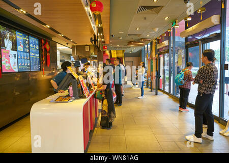 SHENZHEN, China - ca. Februar, 2019: Menschen bei McDonald's Restaurant. Stockfoto