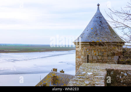 Die festung Wachturm der Mont Saint Michel Schloss mit Blick auf das Meer um die Insel. Stockfoto