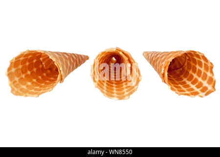 Ythee golden knusprige Eis Waffeln auf weißem Hintergrund Nahaufnahme, Ansicht von oben Stockfoto