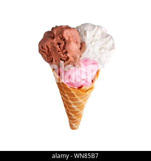 Knusprige Eis Waffel Kegel mit drei Kugeln Schoko Vanille Erdbeer Eis weißem Hintergrund Nahaufnahme, Ansicht von oben, Ice Cream Wafer Schale Stockfoto