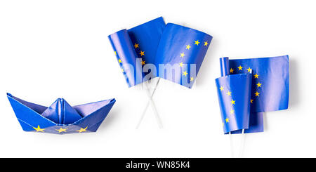 Fahne der Europäischen Union. Zwei Europa Papierfahnen Zeiger und Schiff als EU-Flagge Sammlung auf weißem Hintergrund. Flach, Ansicht von oben, Design eleme Stockfoto