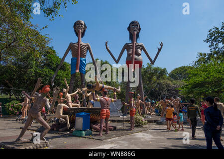 Der Haupteingang mit hoch aufragenden Figuren an der Hölle Garten von Wat Saen Suk in Bang Saen, in der Nähe von Bangkok, Thailand. Der Garten zeigt Warnungen von Wh Stockfoto