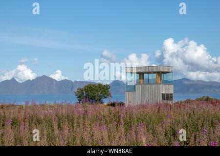 Fahrradgarage/Anzeigen der Galerie an Grunnfor auf Austvagoy im nördlichen Lofoten mit einer nach Norden Blick Richtung Vesteralen Stockfoto