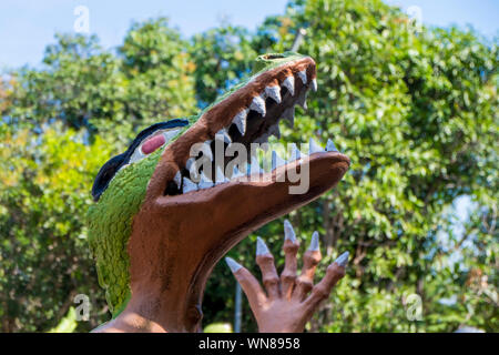 Breing verwandelte sich in ein Krokodil, Alligator in der Hölle Garten von Wat Saen Suk in Bang Saen, in der Nähe von Bangkok, Thailand. Der Garten zeigt Warnungen Stockfoto