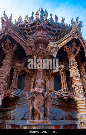 Eine der Ecke Schnitzereien aus dem Heiligtum der Wahrheit Tempel in Naklua, Thailand. Stockfoto