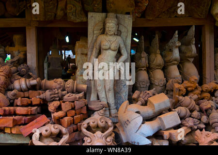 Einige der abgeschlossenen Carving details, aufgetürmt in einem nahe gelegenen Werkstatt zum Heiligtum der Wahrheit Tempel in Naklua, Thailand. Stockfoto