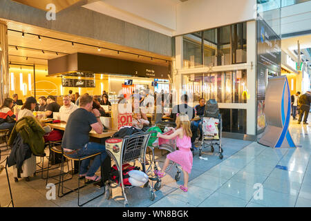 DUBAI, VAE - ca. Januar 2019: McDonald's Restaurant in Dubai International Airport. Stockfoto