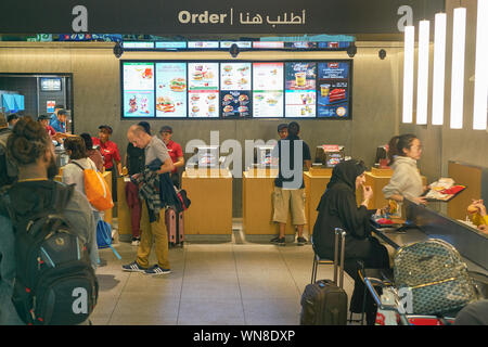 DUBAI, VAE - ca. Januar 2019: McDonald's Restaurant in Dubai International Airport. Stockfoto