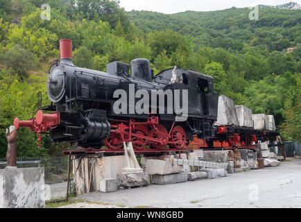 CARRARA, Italien - 23 AUGUST 2019: alte Lokomotive, Zug Motor, in der Nähe der Steinbrüche bei Fantiscritti, Carrara. Einmal verwendet Marmor zu transportieren. Stockfoto