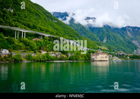 Montreux, Schweiz - Mai 2, 2018: Blick auf das Schloss Chillon vom Schiff segeln auf dem Genfer See Stockfoto