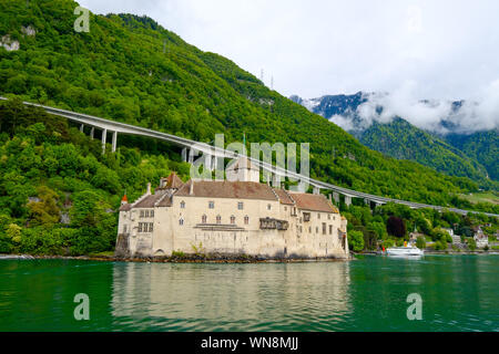 Montreux, Schweiz - Mai 2, 2018: Blick auf das Schloss Chillon vom Schiff segeln auf dem Genfer See Stockfoto