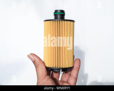 Ölfilter. Hand auto Kraftstofffilter auf weißem Hintergrund. Stockfoto