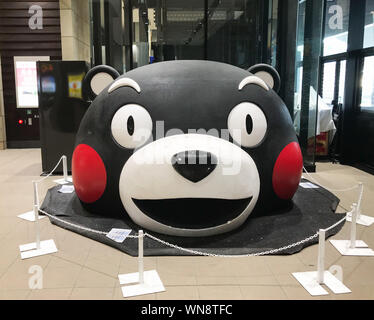 Eine Statue von Kumamon, das offizielle Maskottchen von Kumamoto Stadt, an der JR Kumamoto Station am 3. September 2019 in Kumamoto. Stockfoto