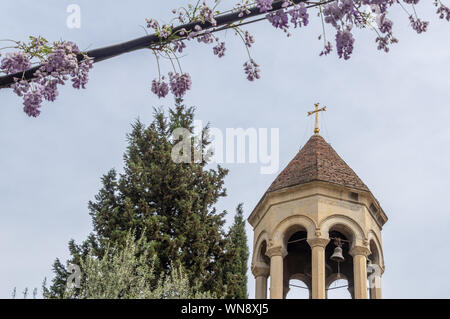 Der Turm der Tiflis Sioni Kathedrale (georgisch-orthodoxe Kirche) im historischen Zentrum von Tiflis, der Hauptstadt Georgiens. Stockfoto