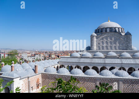 Riesiger Komplex von mihrimah Sultan Moschee auf dem sechsten Hügel von Istanbul (aktuelle Edirnekapi.) in der Türkei vom Architekten Mimar Sinan mit Blick auf die Stadt. Stockfoto