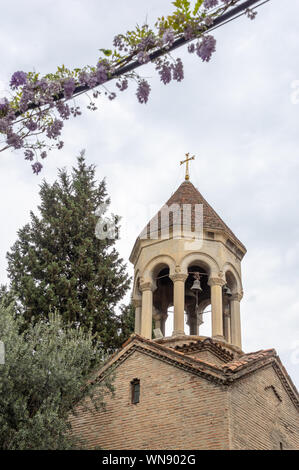 Der Turm der Tiflis Sioni Kathedrale (georgisch-orthodoxe Kirche) im historischen Zentrum von Tiflis, der Hauptstadt Georgiens. Stockfoto