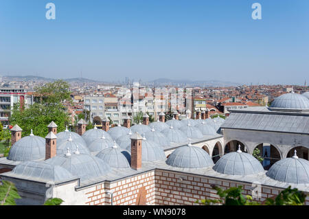 Riesiger Komplex von mihrimah Sultan Moschee auf dem sechsten Hügel von Istanbul (aktuelle Edirnekapi.) in der Türkei vom Architekten Mimar Sinan mit Blick auf die Stadt. Stockfoto