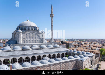 Riesiger Komplex von mihrimah Sultan Moschee auf dem sechsten Hügel von Istanbul (aktuelle Edirnekapi.) in der Türkei vom Architekten Mimar Sinan mit Blick auf die Stadt. Stockfoto