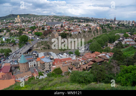 Blick von der Festung Narikala der Tbilisi Altstadt und seine Vorstädte am Ufer des Mtkvari oder Kura in Georgien Stockfoto