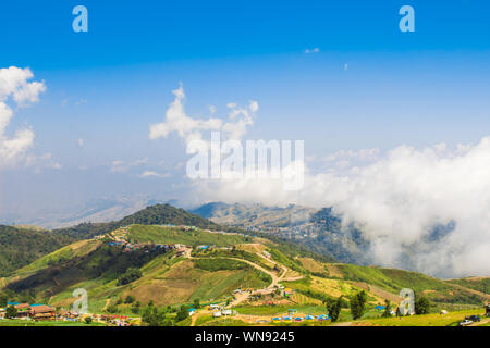 Landschaft mit einem Haus auf dem Berg im Sommer in Thailand. Stockfoto