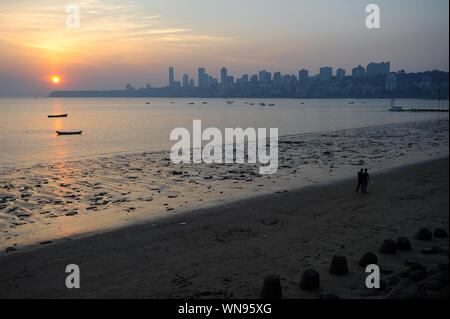12.12.2011, Mumbai, Maharashtra, Indien, Asien - Sonnenuntergang auf chowpatty Strand am Marine Drive mit der Silhouette des Malabar Hill Skyline der Stadt. Stockfoto