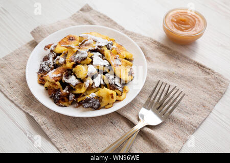 Hausgemachte deutsche Kaiserschmarren Pfannkuchen auf einer weißen Platte, Seitenansicht. Nahaufnahme. Stockfoto