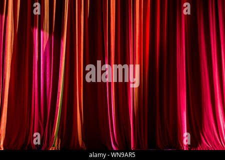 Rote Vorhänge und den Scheinwerfer im Theater zwischen zeigt. Stockfoto