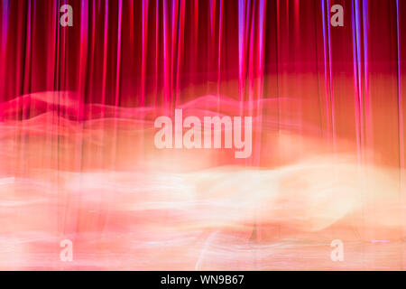 Rote Vorhänge und Bewegung im Theater zwischen zeigt. Stockfoto
