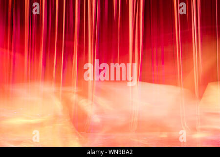 Rote Vorhänge und Bewegung im Theater zwischen zeigt. Stockfoto