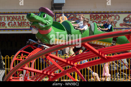 Clacton Vereinigtes Königreich 23. August 2019 -: Junge Kinder genießen grüne Raupe Messegelände fahren Stockfoto