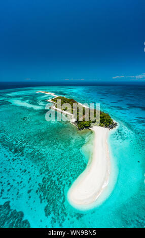 Wirklich erstaunlich tropische Insel mitten im Ozean. Luftaufnahme von einer Insel mit weißen Sandstränden und wunderschönen Lagunen Stockfoto