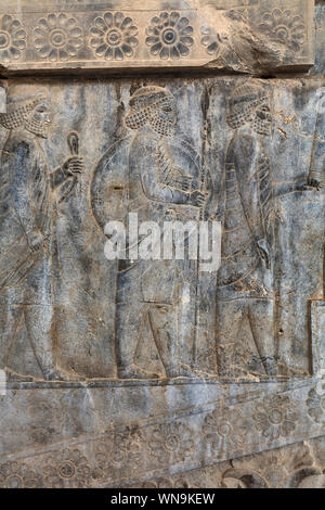 Relief auf Treppe, Apadana Palace, Persepolis, zeremoniellen Hauptstadt des achämenidischen Reichs, Provinz Fars, Iran Stockfoto