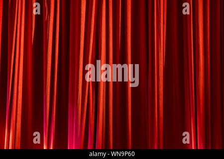 Rote Vorhänge und den Scheinwerfer im Theater zwischen zeigt. Stockfoto