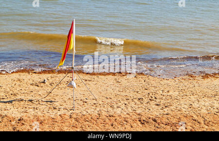 Ein Rettungsschwimmer Markierung, die angibt, einen sicheren Bereich für das Schwimmen im Meer am Badeort Mundesley, Norfolk, England, Vereinigtes Königreich, Europa. Stockfoto