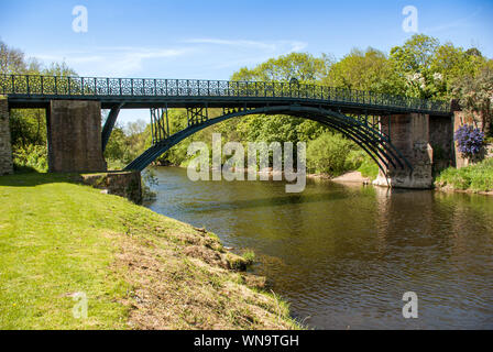 Gusseiserne Brücke über den Fluss Severn in Coalport, Shropshire, England. Stockfoto