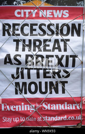 Detail eines alten Evening Standard Zeitung Schlagzeile für Freitag, den 30. August, das Sprechen der wirtschaftlichen Unsicherheit und der Behandlung der Rezession über eine mögliche Nicht-deal Brexit zwischen den britischen Premierminister Boris Johnson von der Regierung und der Europäischen Union, in der City von London, (aka der Square Mile) die Capital Financial District, am Montag, den 2. September 2019 in London, England. Stockfoto