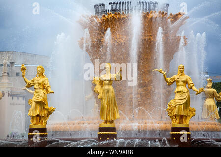 Brunnen der Freundschaft der Nationen oder Völker der UDSSR, Ausstellung der Errungenschaften der Volkswirtschaft VDNKh in Moskau, Russland, Frauen, Statuen, Fragment Stockfoto