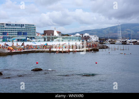 Natürlichen Pool 'Pesqueiro' in der Strecke Ponta Delgada-São Miguel, Azoren Stockfoto