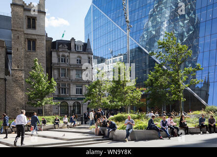Stadt Arbeitnehmer genießen Sie mittags noch warmen Temperaturen in Leadenhall in der City von London, (aka der Square Mile) Financial District in der Hauptstadt, am 3. September 2019 in London, England. Stockfoto